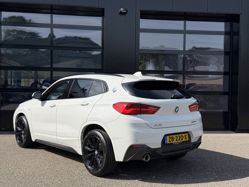BMW X2 SDrive18i M-Sport Shadowline Pano Headup NL Auto!, X2, Gebruikt, Wit, 3 cilinders
