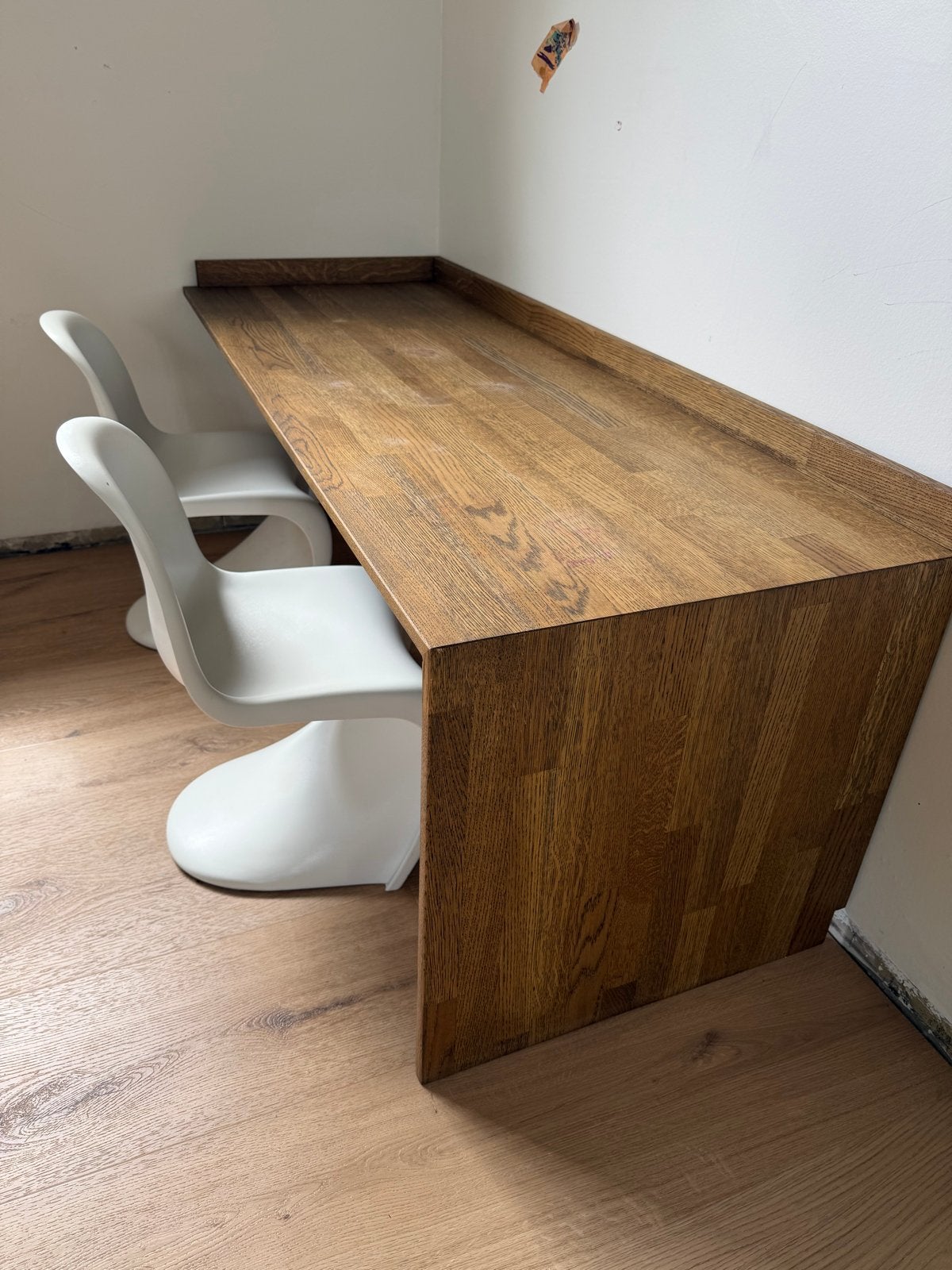 Eikenhouten kinderbureau met 2 stoeltjes, Kinderen en Baby's, Kinderkamer | Tafels en Stoelen, Ophalen, Gebruikt, Tafel(s) en Stoel(en)