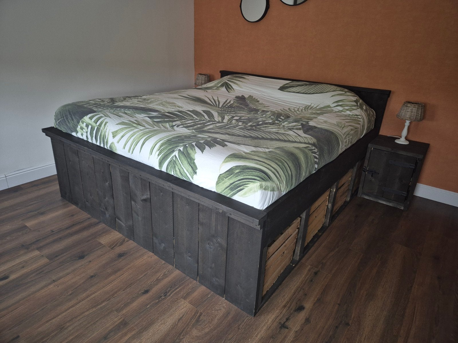 T.e.a.b. Steigerhouten bed 200x180 met fruitkistjes., Ophalen, Zo goed als nieuw, Tweepersoons