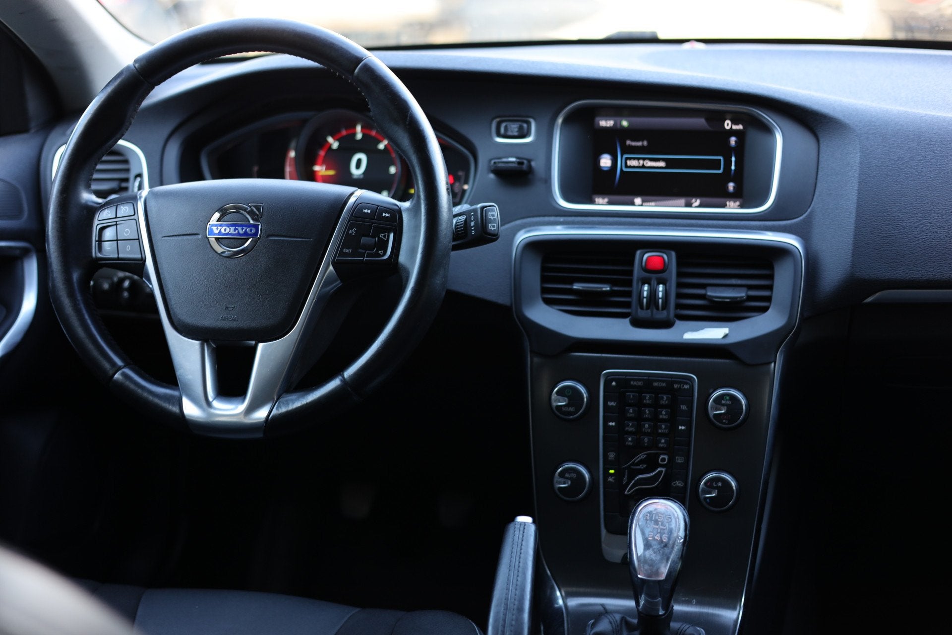 Volvo V40 1.6 D2 I NAVI I CRUISE I AIRCO I 17 INCH, Voorwielaandrijving, Euro 5, Gebruikt, Zwart