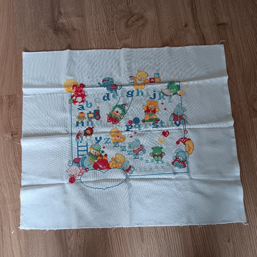 Geborduurd alfabet met beertjes - Handgemaakt, Ophalen of Verzenden, Zo goed als nieuw, Overige typen