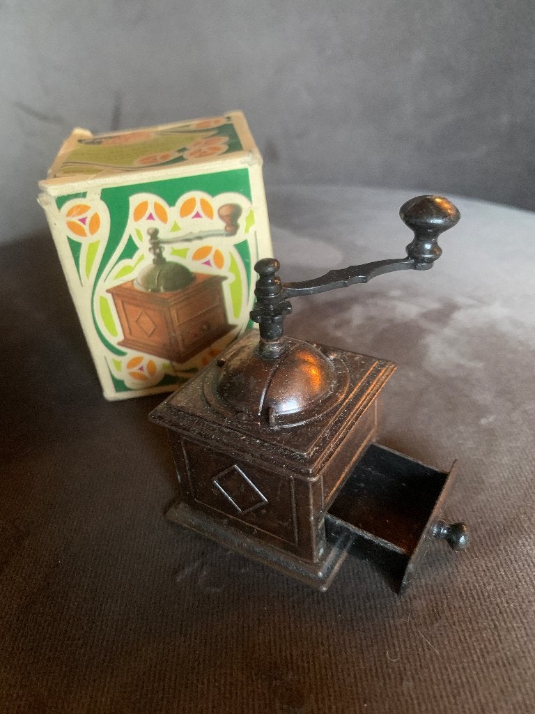 Vintage PlayMe Koperen Miniatuur Koffiemolen met Doosje, Antiek en Kunst, Ophalen of Verzenden, Koper