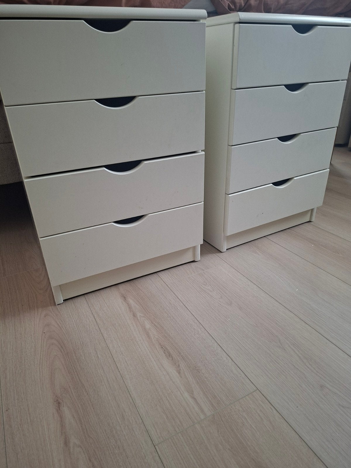 Set van 2 roomwitte nachtkastjes met 4 laden (MDF), Ophalen, Overige materialen, Gebruikt, Minder dan 45 cm