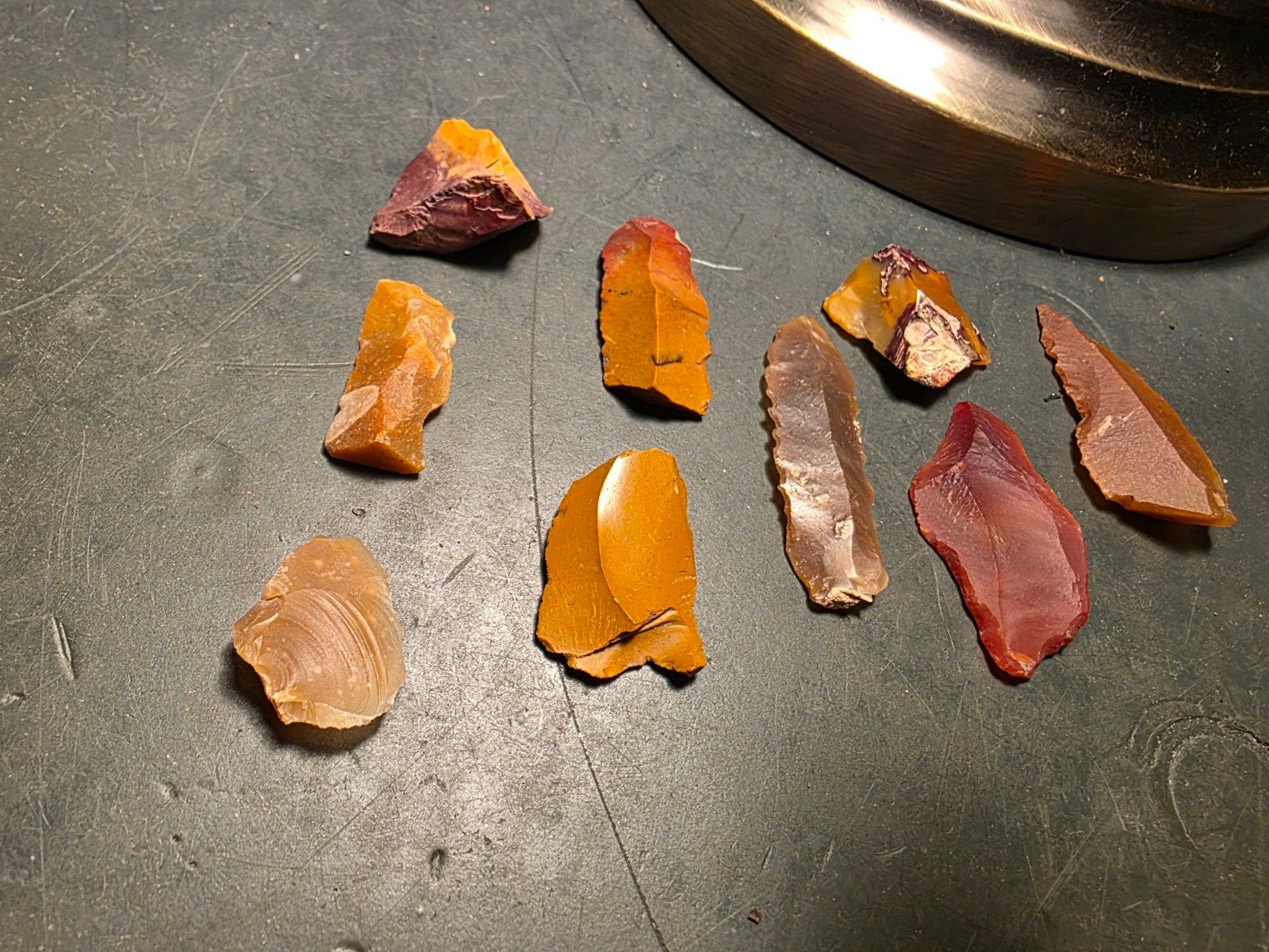 Prehistorische vuursteen werktuigen - Gele Jaspis rugmes, Verzamelen, Ophalen of Verzenden