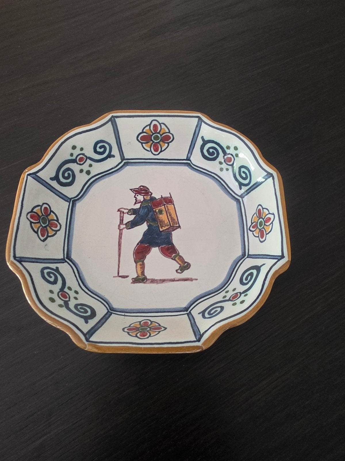 Antiek Makkum aardewerk bord met wandelaar, Ophalen of Verzenden