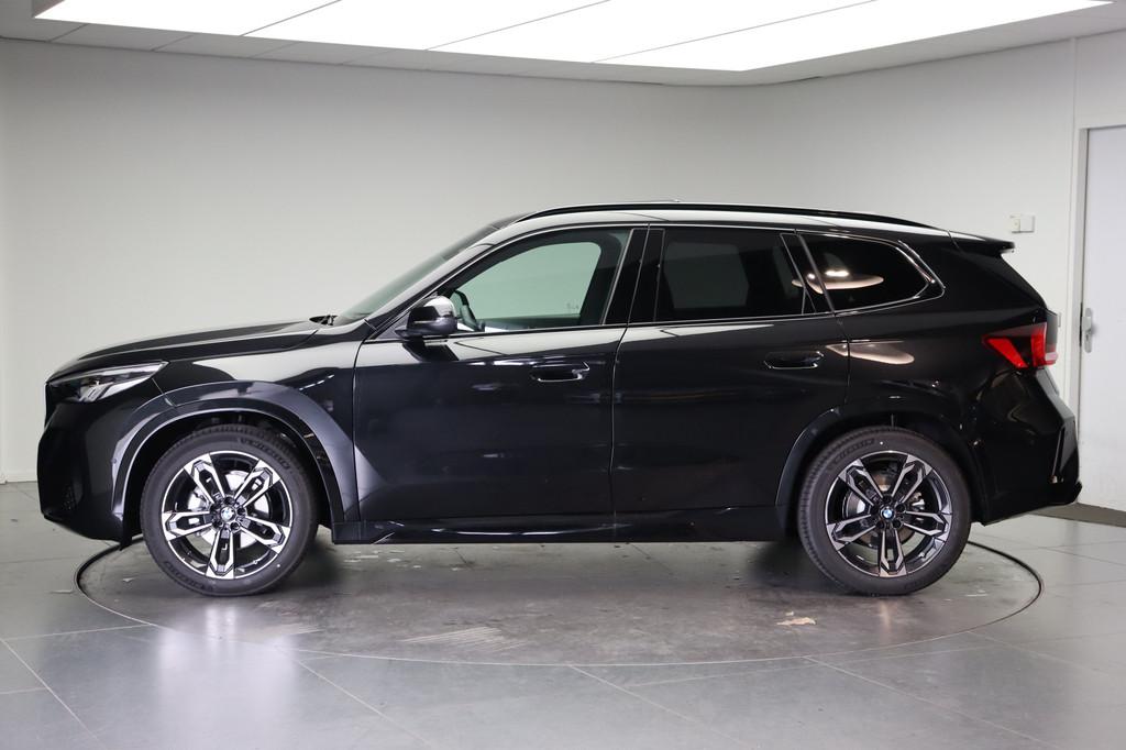 BMW iX1 eDrive20 M Sport / Panoramadak / Sportstoelen / M Ad, Auto's, Met garantie (alle), Zwart, Origineel Nederlands, 204 pk