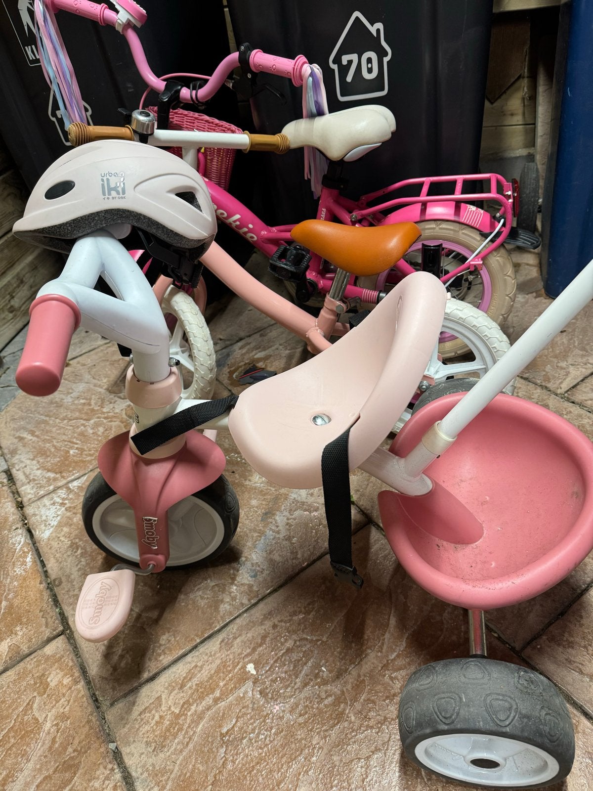 Roze driewieler met duwstang en kinderfietsje, Fietsen en Brommers, Terugtraprem, Zijwieltjes, Gebruikt, Ophalen of Verzenden