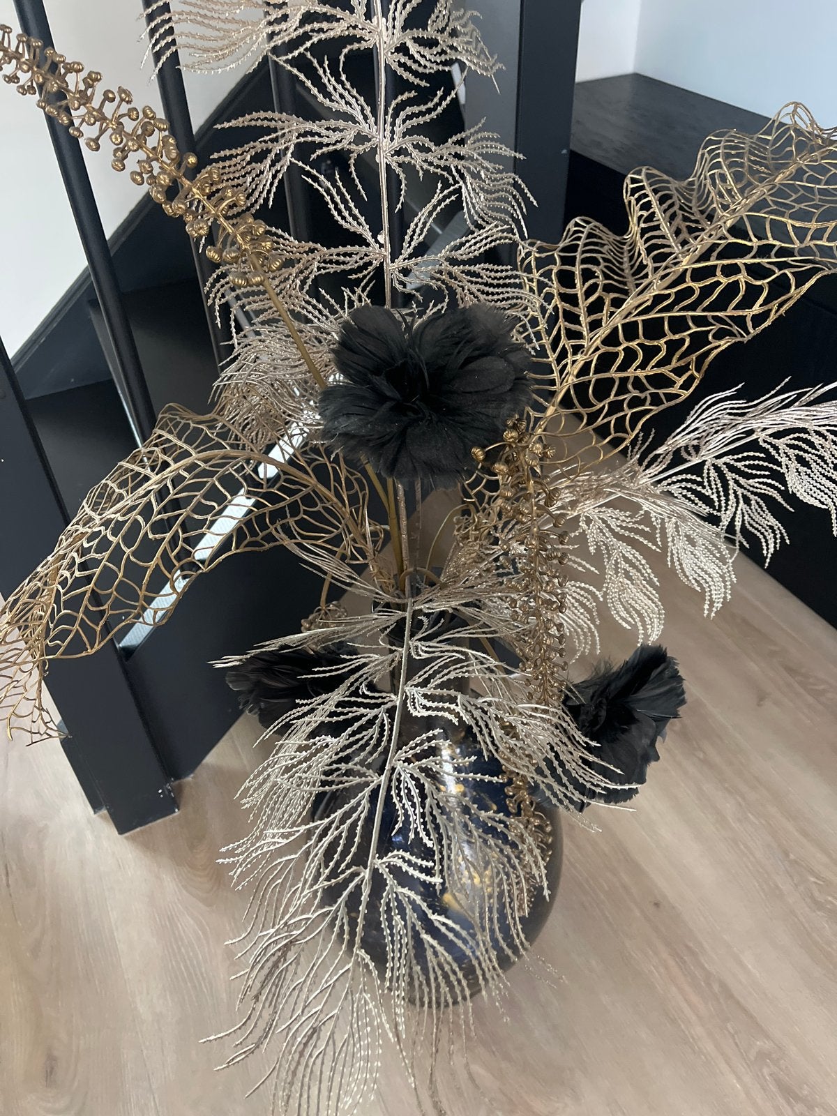 Grote zwarte vaas met gouden en zwarte decoratie takken, Huis en Inrichting, Woonaccessoires | Vazen, Ophalen, Overige materialen