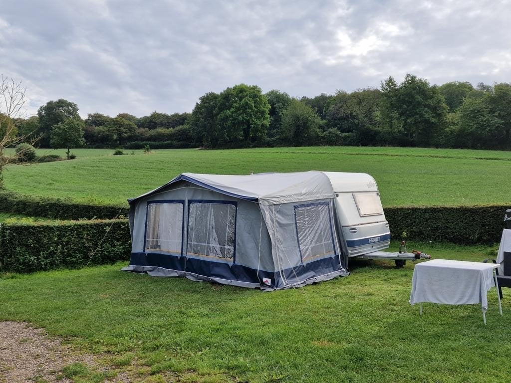 Fendt Saphir 470 uit 2003 met voortent, 4 slaapplaatsen, Caravans en Kamperen, Caravans, Rondzit, Frans bed, Particulier, Koelkast