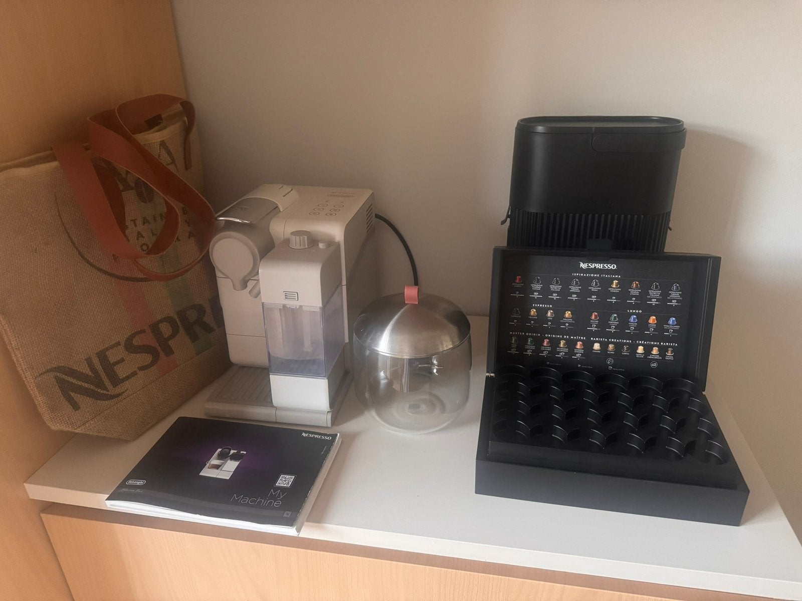 Nespresso De’Longhi apparaat met melkschuimer + accessoires, Ophalen of Verzenden, Zo goed als nieuw