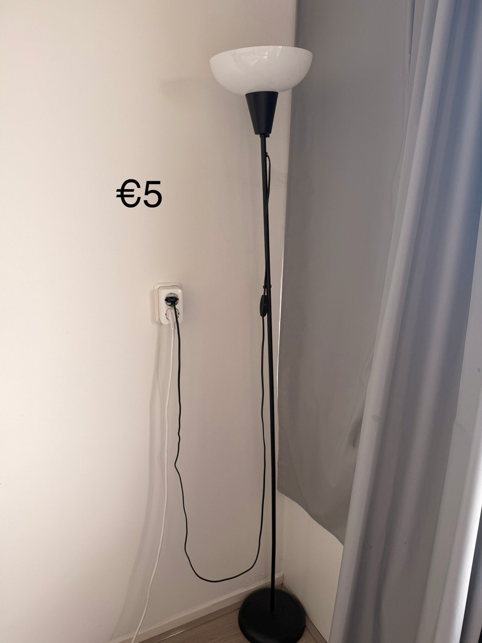 Zwarte staande lamp met witte kap, Huis en Inrichting, Lampen | Vloerlampen, Ophalen, Gebruikt, E27 (groot), Metaal