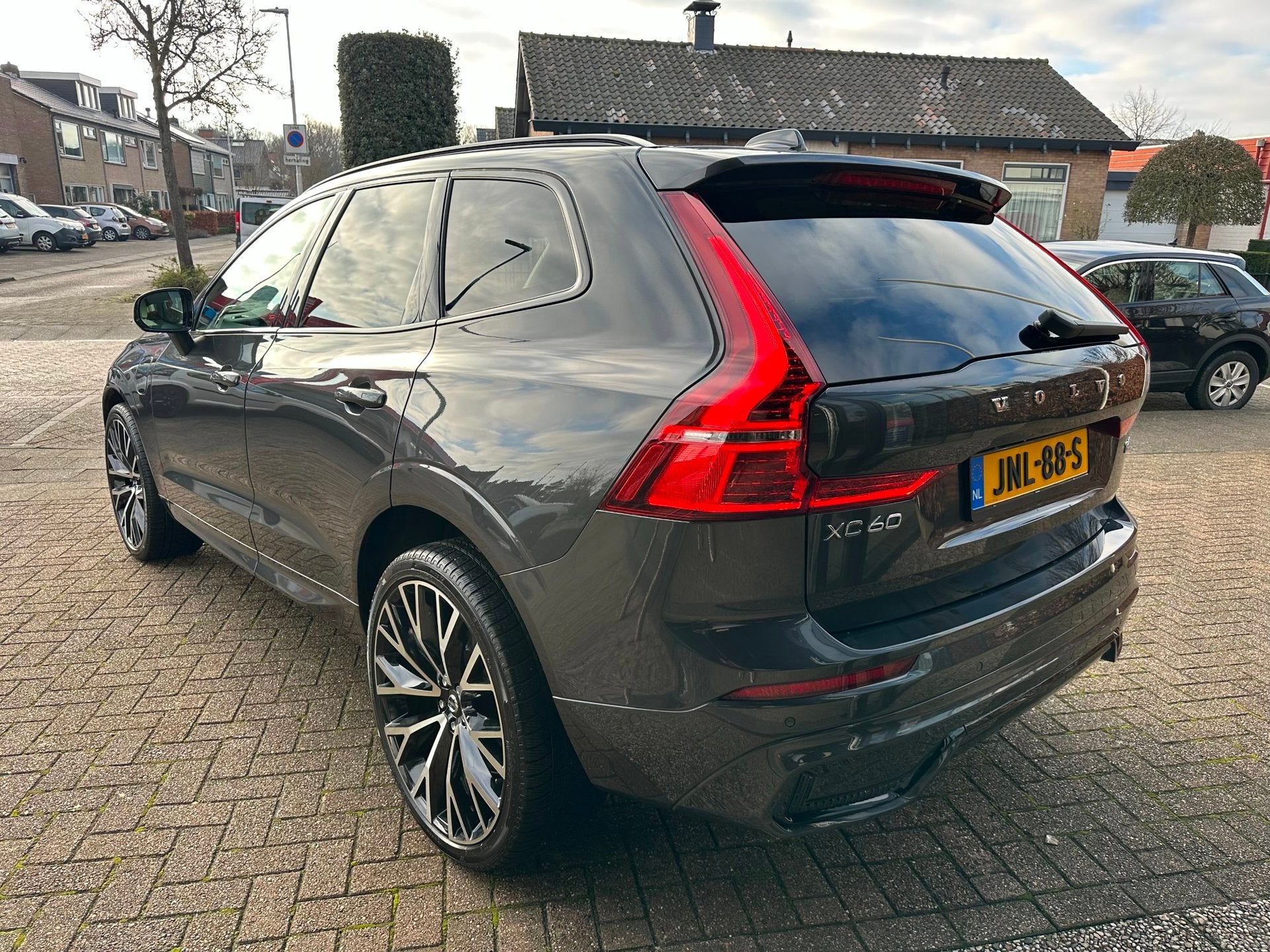 Volvo XC60 2.0 T6 Plug-in hybrid AWD Ultra Dark|Pano|H&K|22", Automaat, Dealer onderhouden, Gebruikt, Euro 6