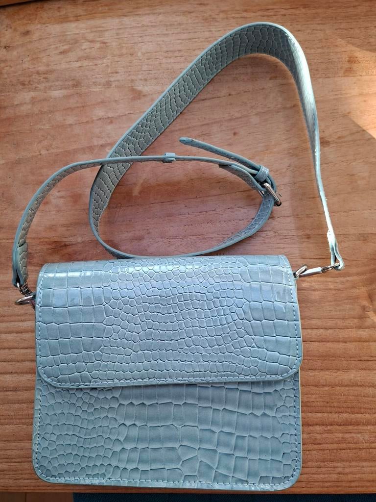 Hvisk Crossbody Tas Lichtblauw Crocoprint, Ophalen of Verzenden, Zo goed als nieuw, Blauw, Schoudertasje