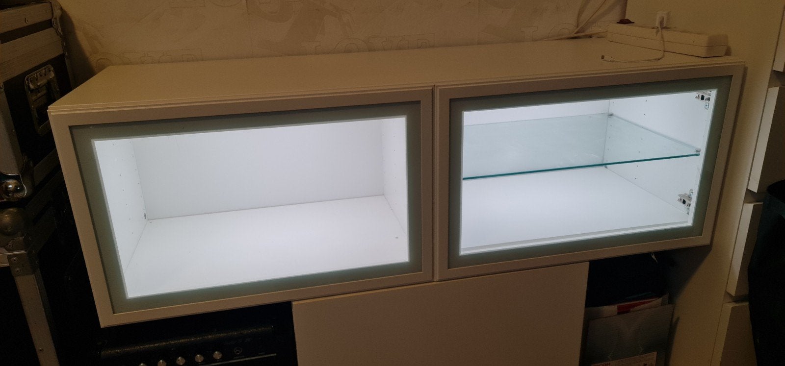IKEA Besta wandkast met verlichting en glazen deuren, Ophalen, Zo goed als nieuw