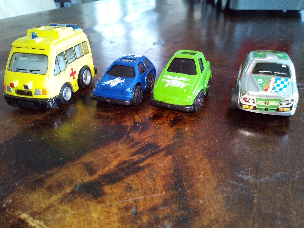 vier auto's 1 met aandrijving ( de grijze auto), Ophalen of Verzenden, Zo goed als nieuw
