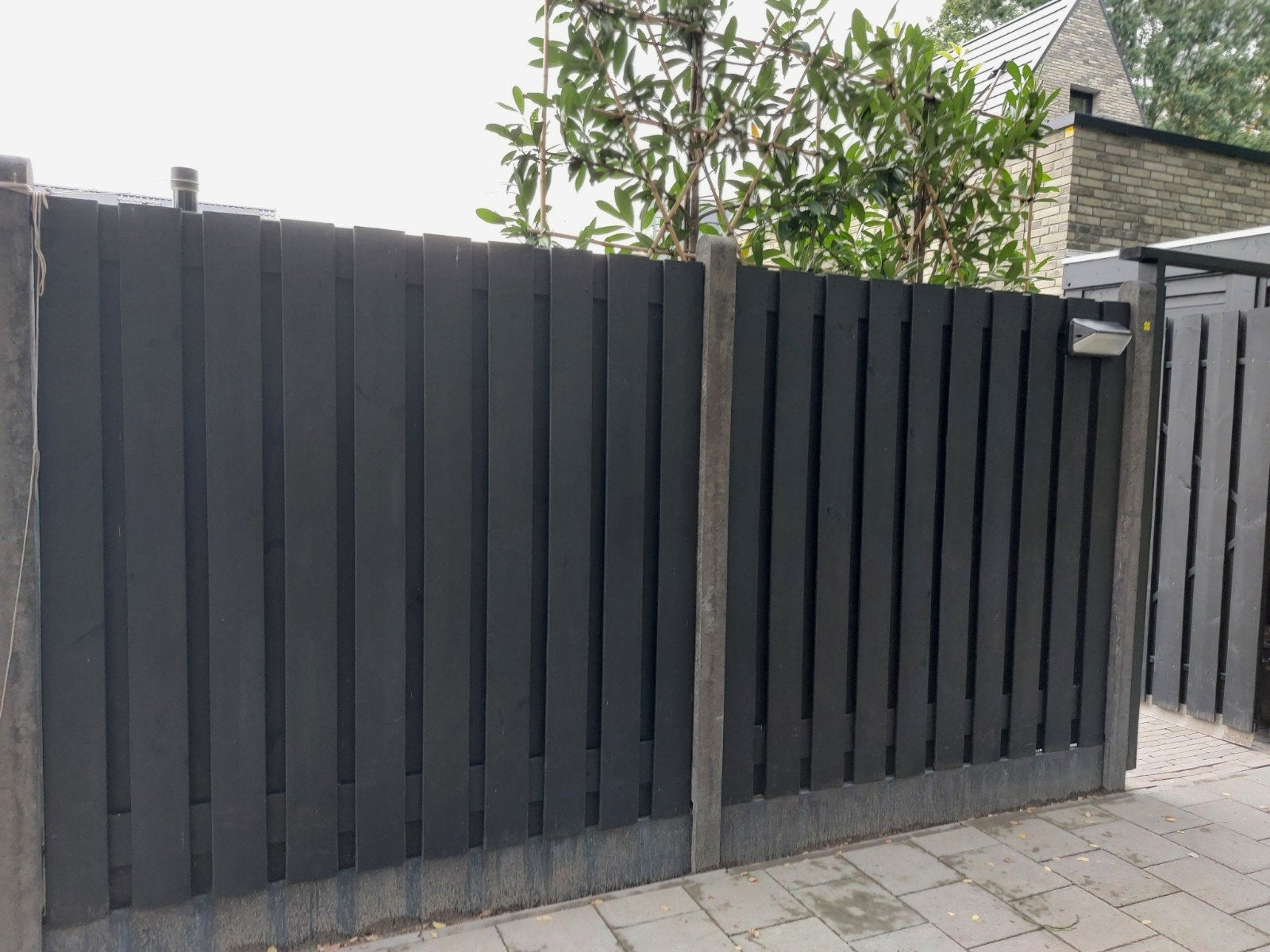 3 zwarte schuttingdelen met antraciete betonpalen en plaat, Ophalen, 3 tot 6 meter, Hout, 1 tot 2 meter