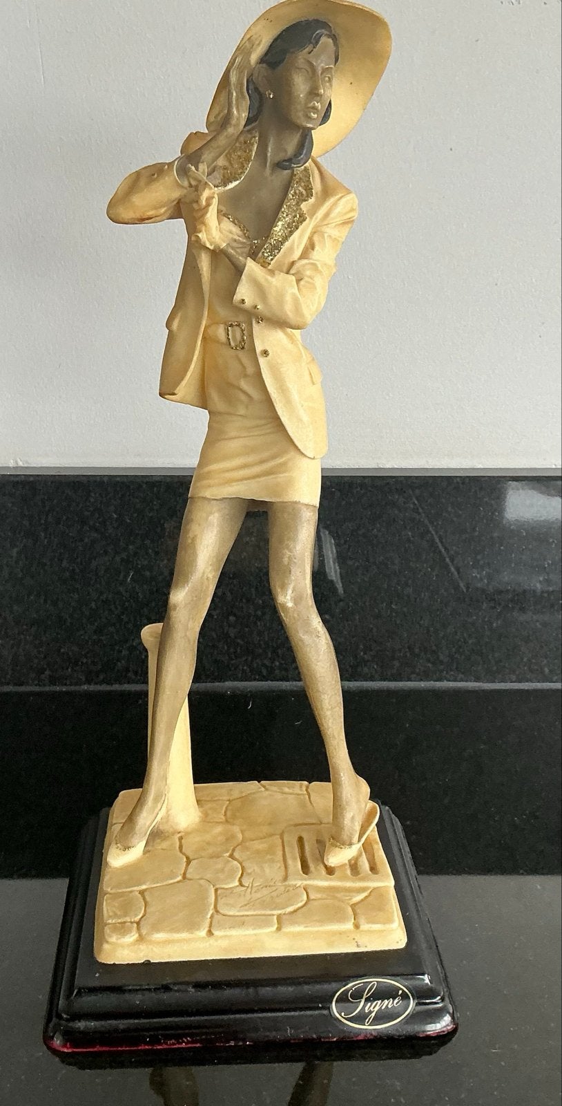 Vittorio Tessaro Beeldje Dame met Hoed., Ophalen of Verzenden, Beeld, 20 - 50 cm, Gemerkt