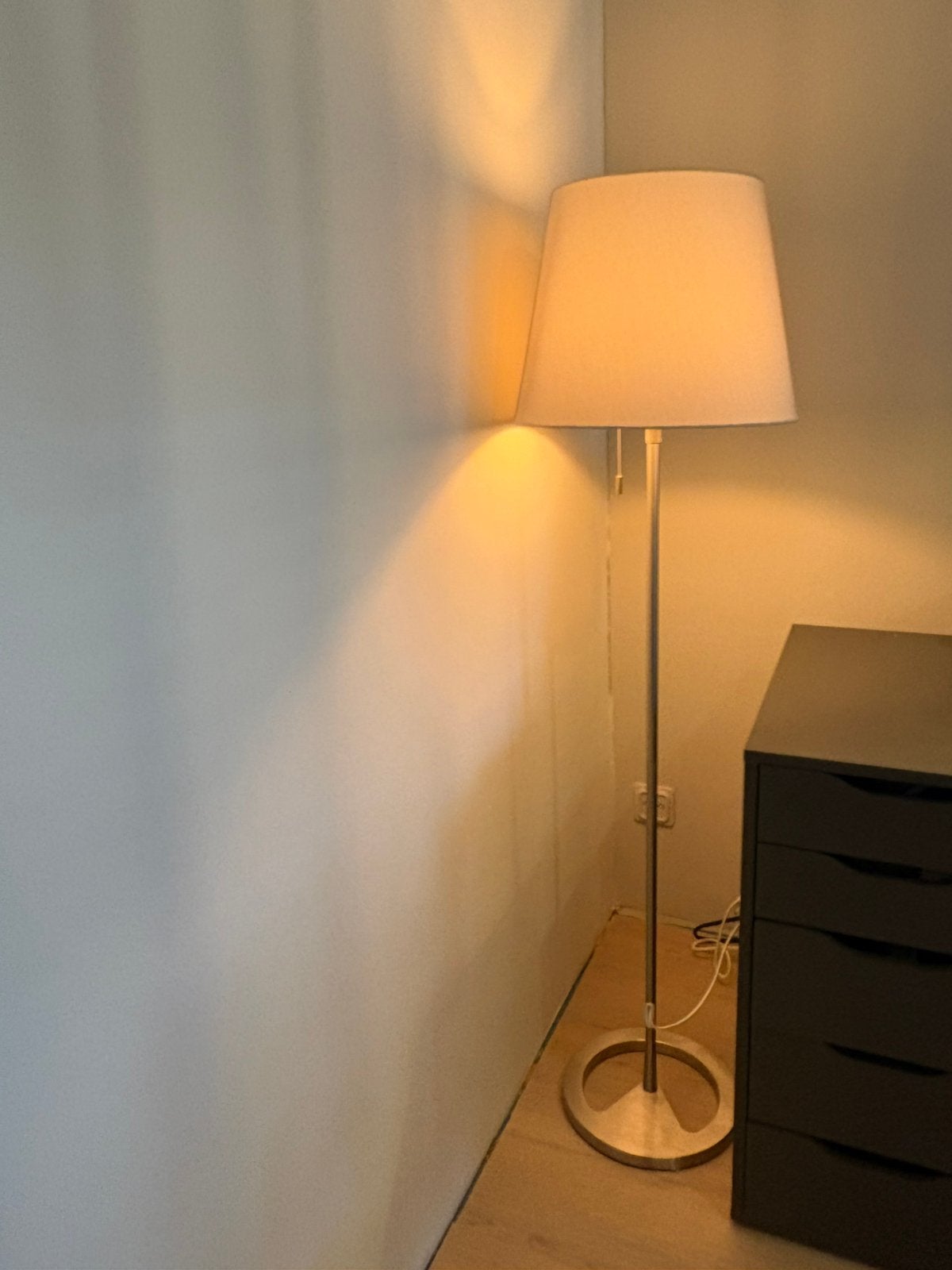 IKEA NYFORS Staande lamp, vernikkeld wit, Huis en Inrichting, Ophalen, Gebruikt, Metaal