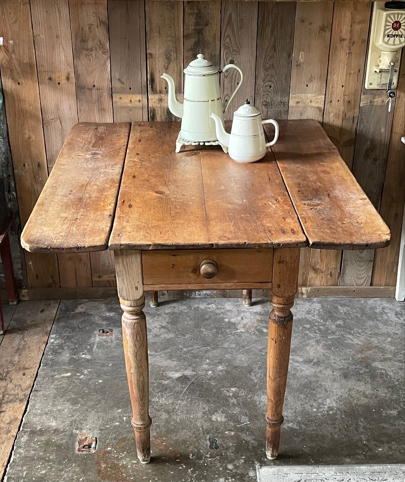 Oud grenen tafel met hangoren, Ophalen