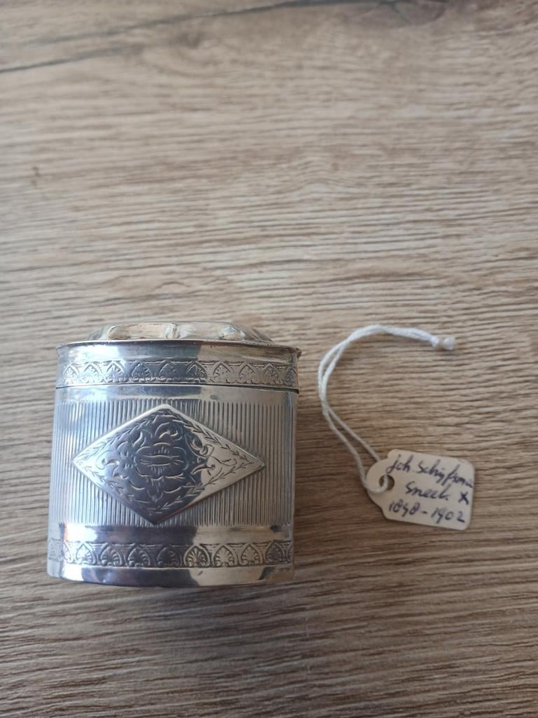 Zilveren tondel doosje met decoratie, Antiek en Kunst, Antiek | Goud en Zilver, Ophalen of Verzenden