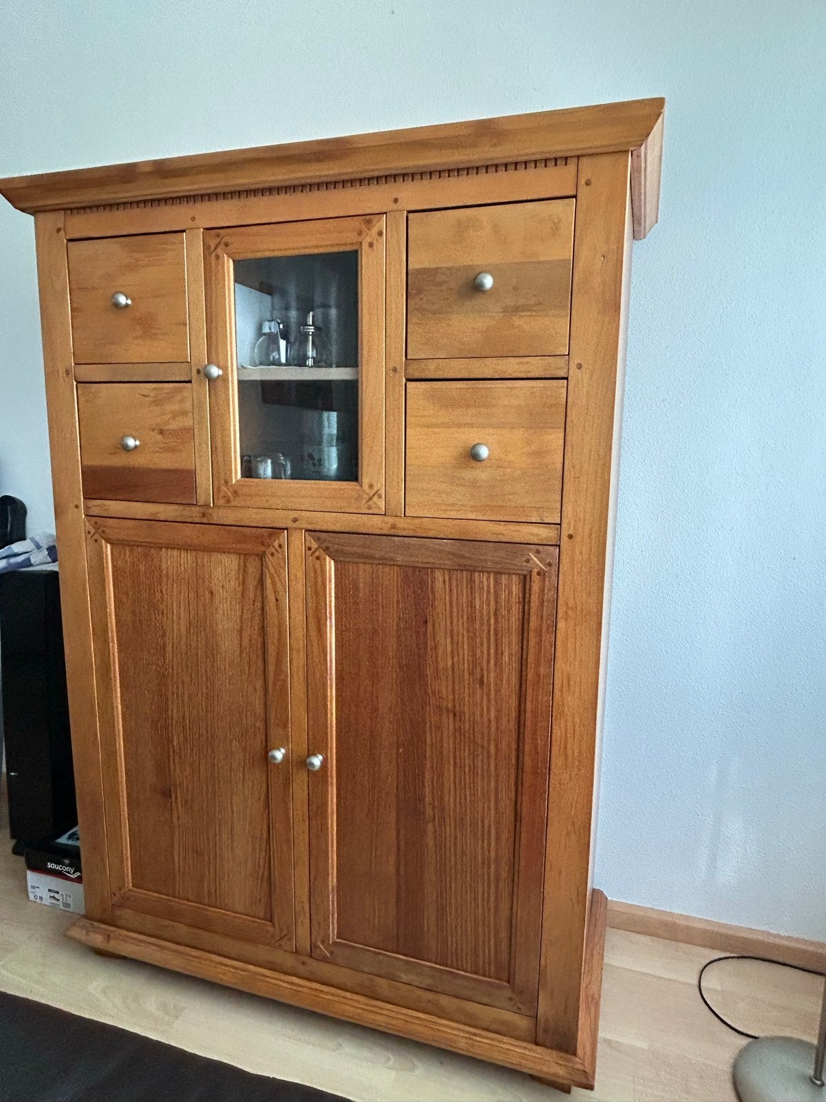 Notenhouten kast met 4 lades en vitrinedeur, Ophalen, Gebruikt, 50 tot 100 cm, Met lade(s)
