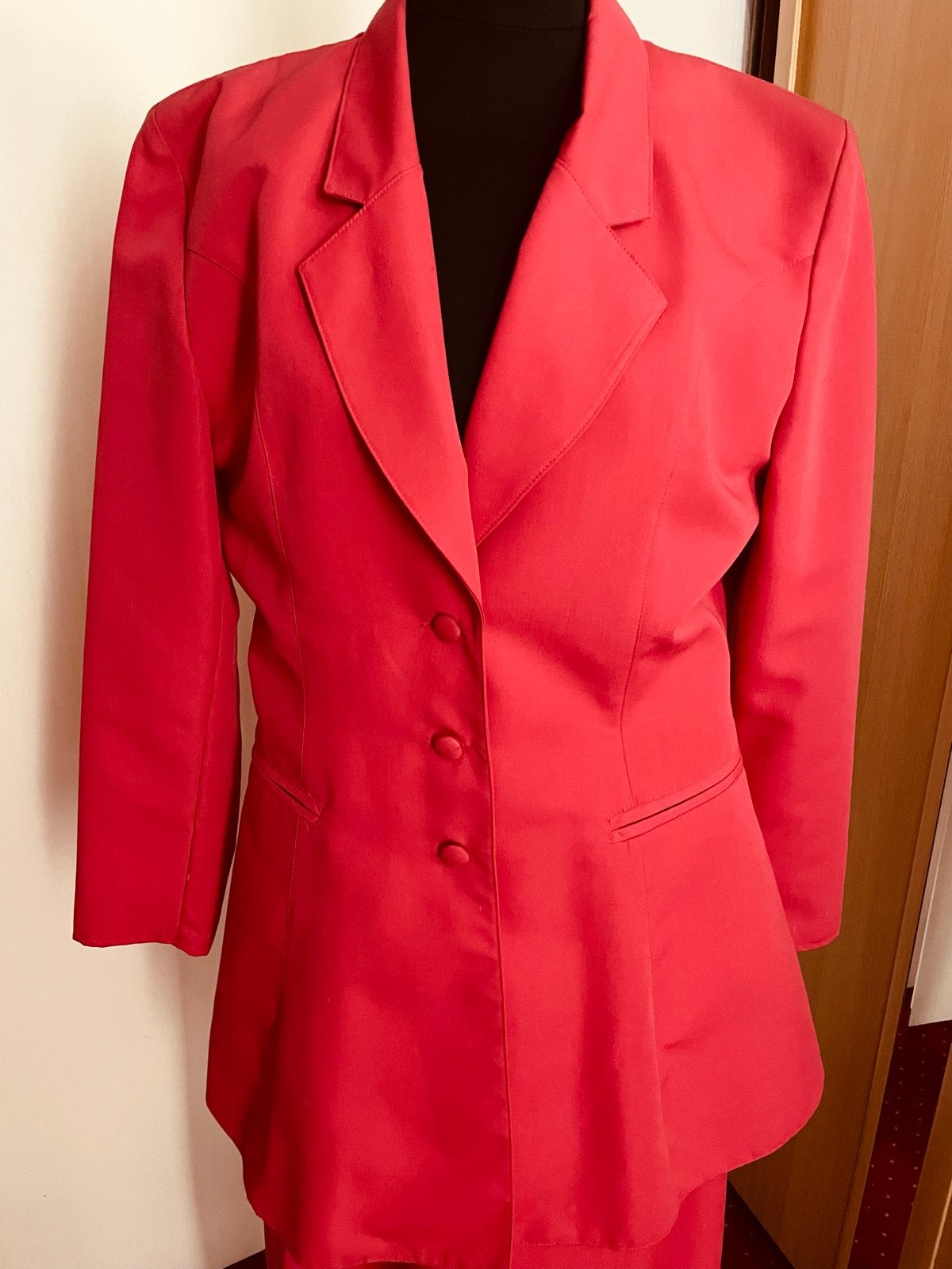 Elegant fuchsia kostuum met jasje en pantalon, Maat 38/40 (M), Kostuum of Pak, Overige kleuren, Ophalen of Verzenden
