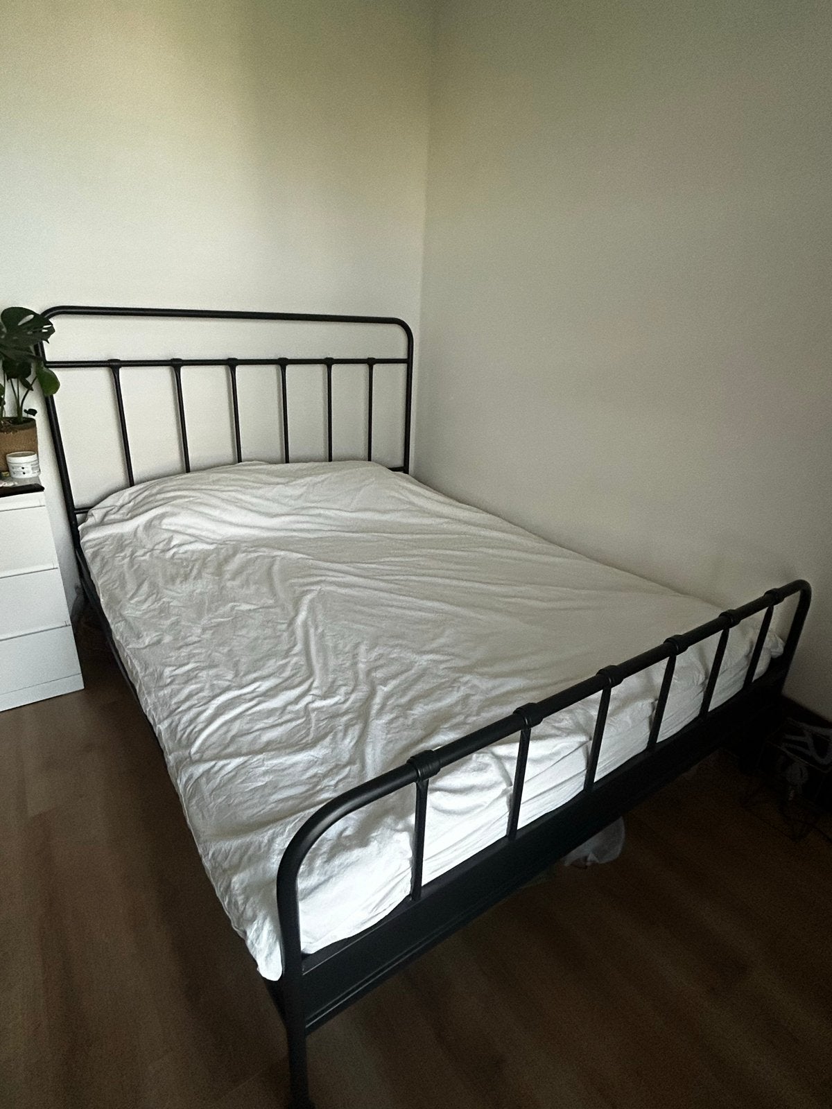 IKEA SAGSTUA bedframe 160x200 (zo goed als nieuw), Zwart, Tweepersoons, Ophalen of Verzenden, Zo goed als nieuw