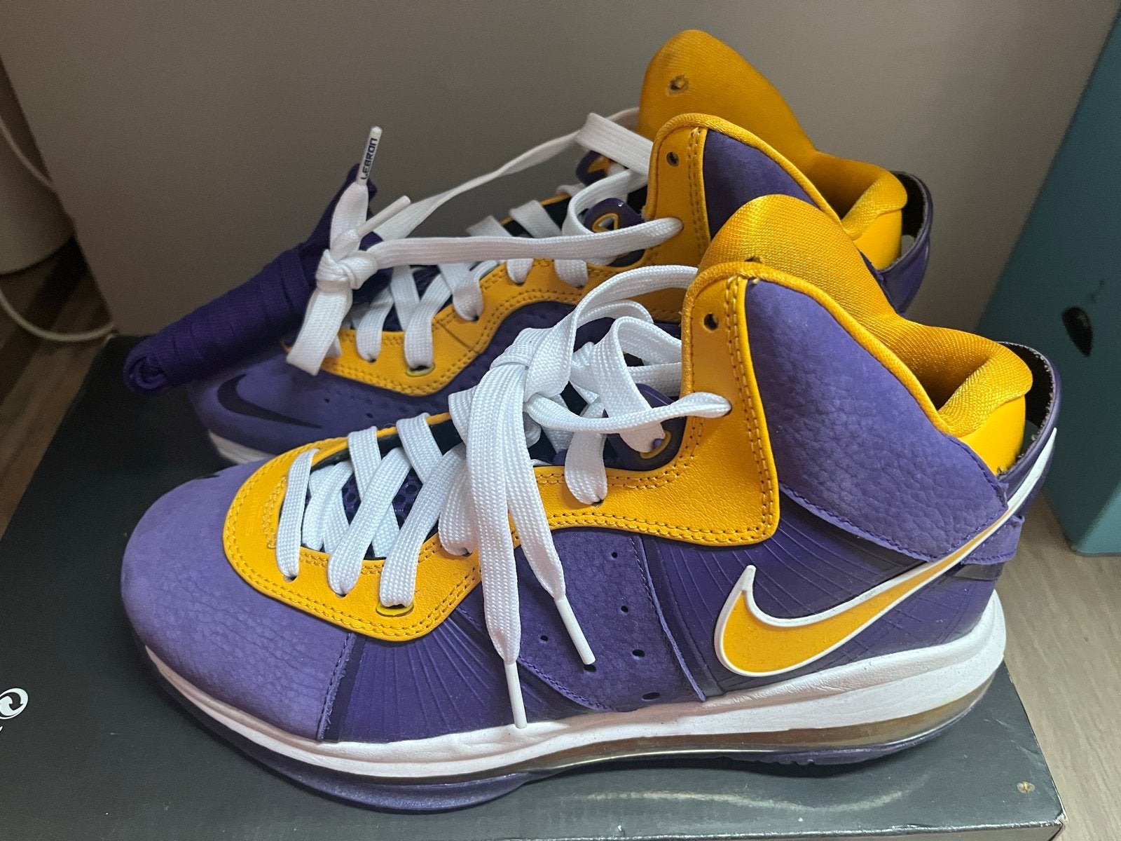 Nike LeBron VIII Lakers sneakers - Maat 40, Sport en Fitness, Basketbal, Ophalen of Verzenden, Nieuw, Schoenen