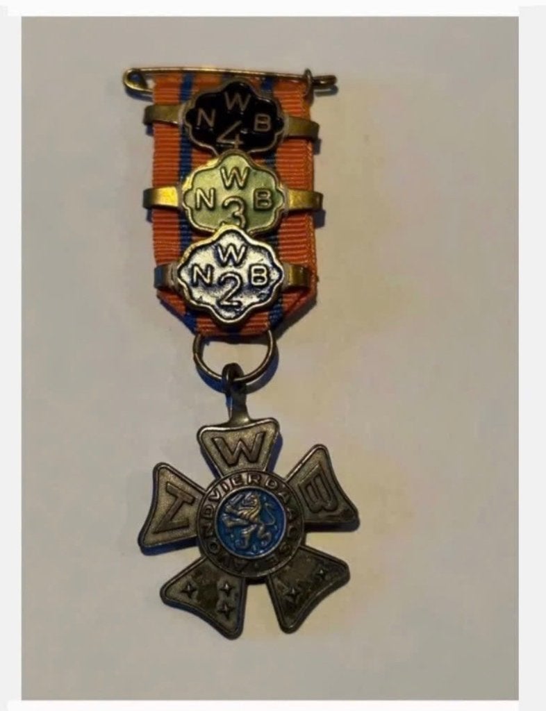 Wandel Vierdaagse Medaille met 2, 3 en 4 jaar speldjes, Ophalen of Verzenden, Overige materialen