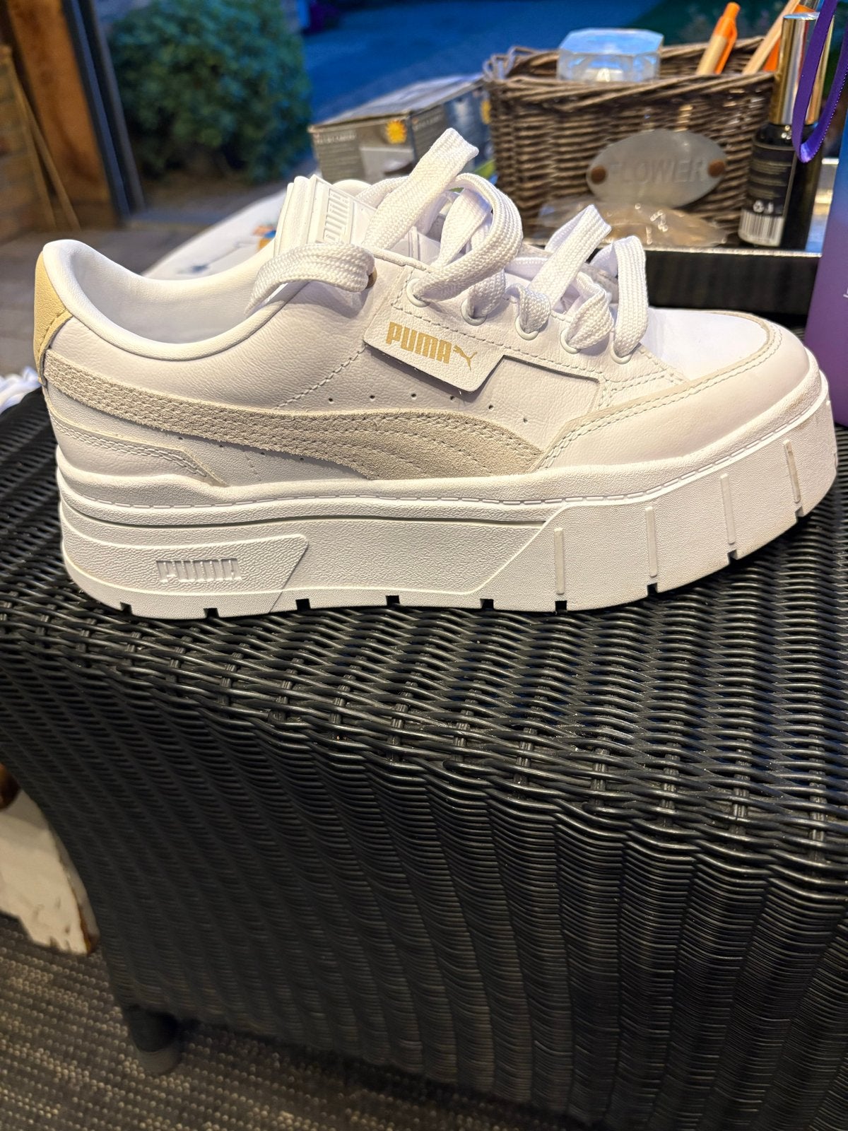 Puma Mayze Classic Sneakers - Wit met beige accenten, Kleding | Dames, Schoenen, Wit, Nieuw, Ophalen of Verzenden, Sneakers of Gympen