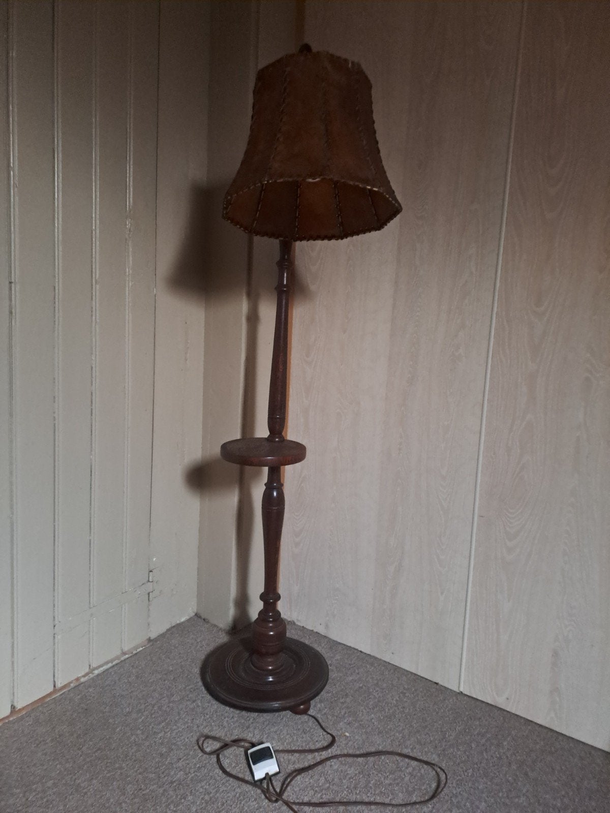 Vintage vloerlamp met houten standaard en leren kap, Ophalen of Verzenden