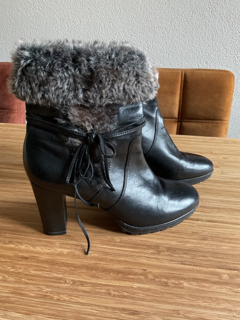 Laarsje, kort, zwart leer met (nep)bont, Kleding | Dames, Zwart, Lage of Enkellaarzen, Ophalen of Verzenden, Zo goed als nieuw
