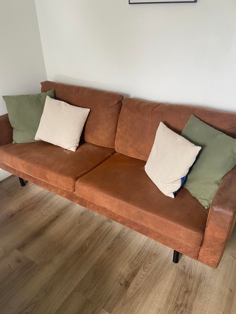 Cognac kleurige 2 zits bank (215x88), Ophalen, Tweepersoons, Zo goed als nieuw, Rechte bank