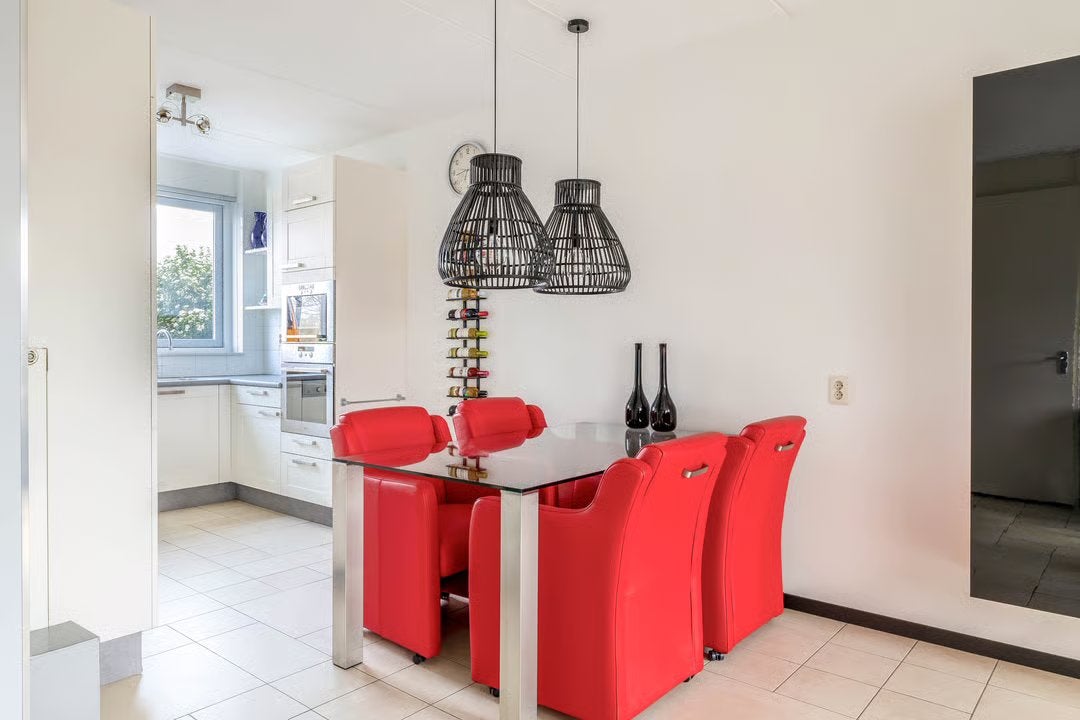 Mooie glazen eettafel & rode stoelen (rollend) van Eijerkamp, Ophalen, Zo goed als nieuw, Rood, Vier