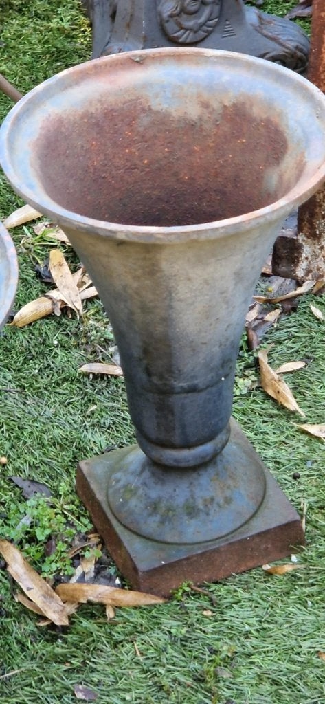 2 gietijzeren Kelk(of Urn) vazen en roestsluier (brocante), Ophalen of Verzenden, Gebruikt