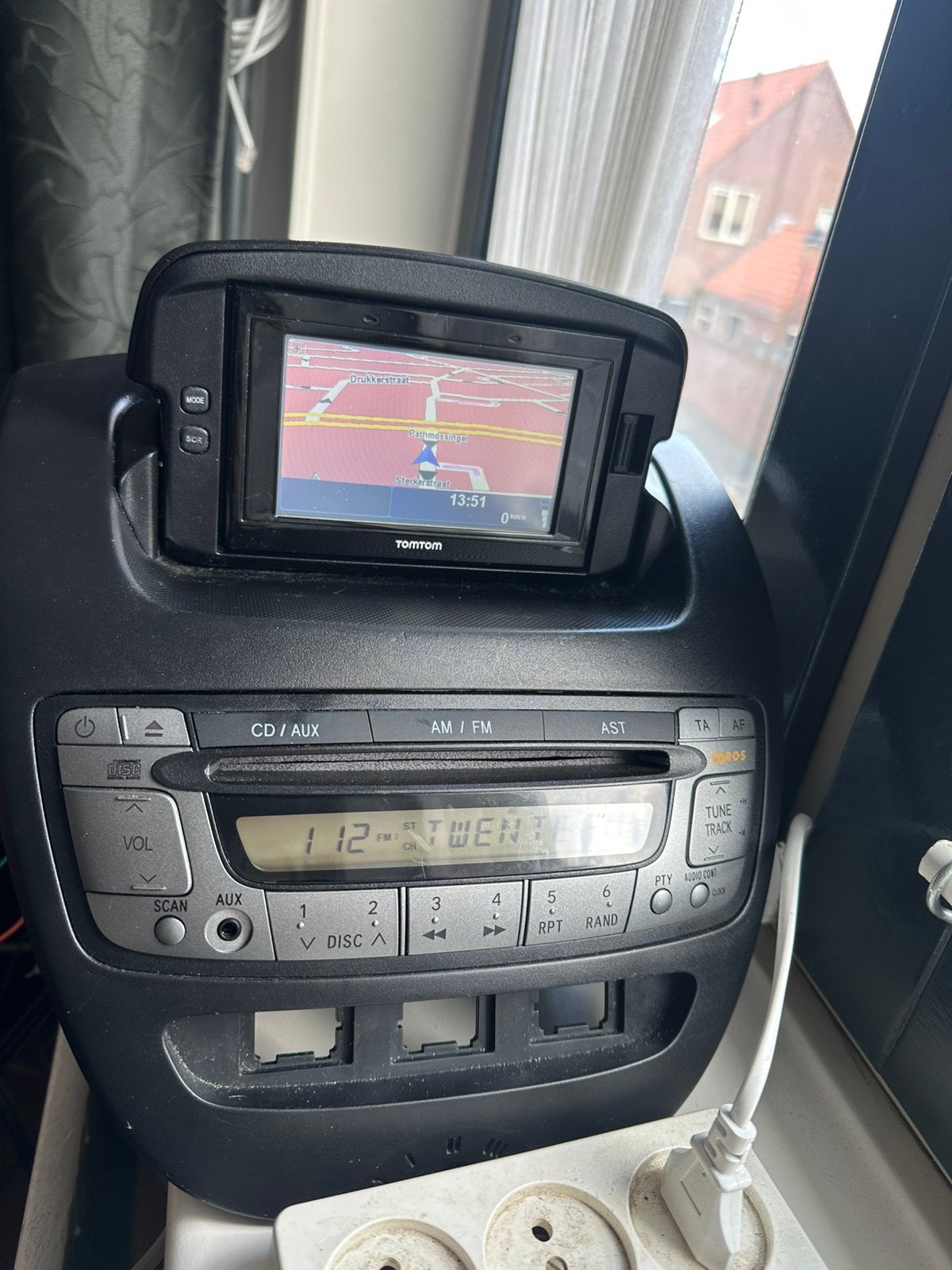 Originele autoradio met tomtom voor aygo, 107 en c1, Ophalen of Verzenden, Zo goed als nieuw