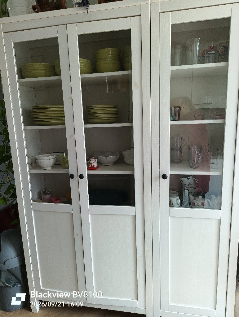 Witte vitrinekast met glazen deuren en legplanken, Ophalen, 100 tot 150 cm, Modern, 25 tot 50 cm