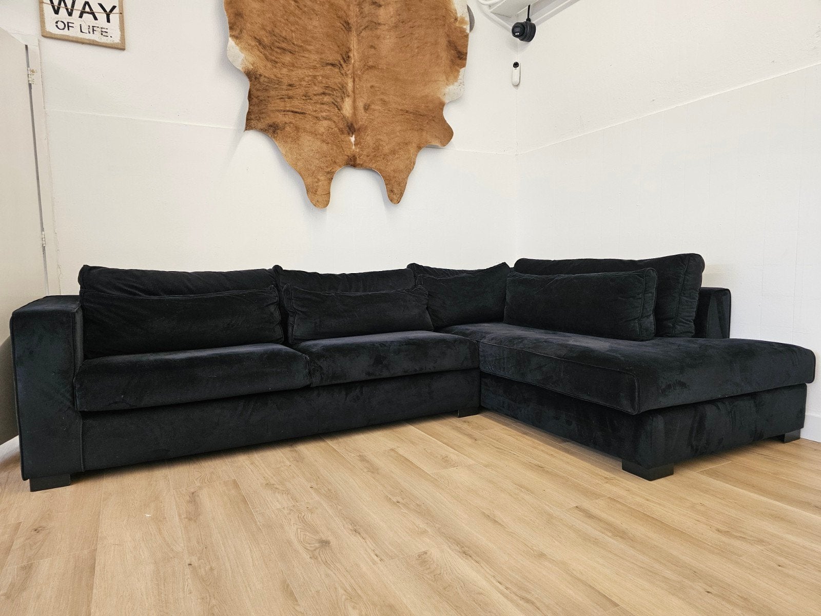 Wees er snel bij - z.g.a.n Hoekbank - Velvet Zwart, Zo goed als nieuw, Info@homefriesland.nl, Vierpersoons of meer, Home Friesland