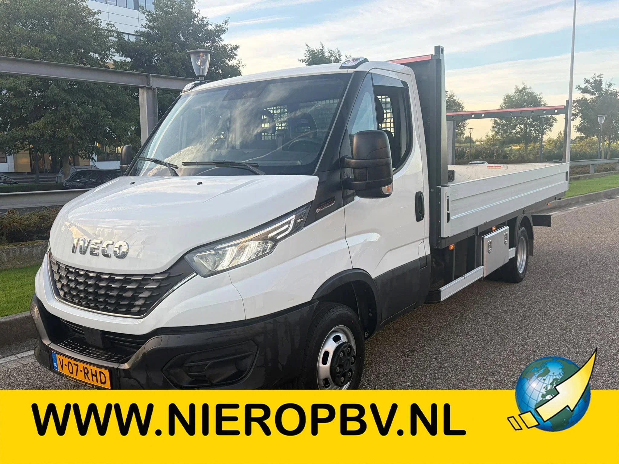Iveco Daily 40C18 Openlaadbak Automaat Airco Trekhaak, Auto's, Achterwielaandrijving, Gebruikt, Euro 6, 4 cilinders