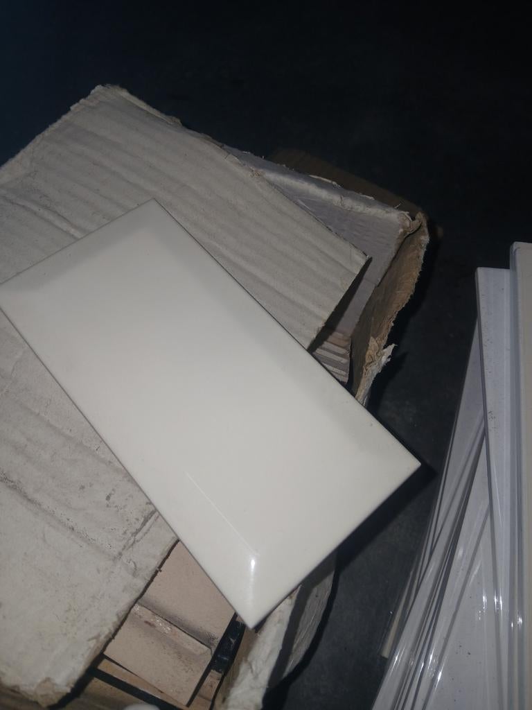 8.4 m2 metro tegels witjes, crème met sierstrip +eindtegel, Doe-het-zelf en Verbouw, Tegels, Ophalen, Nieuw, Minder dan 20 cm