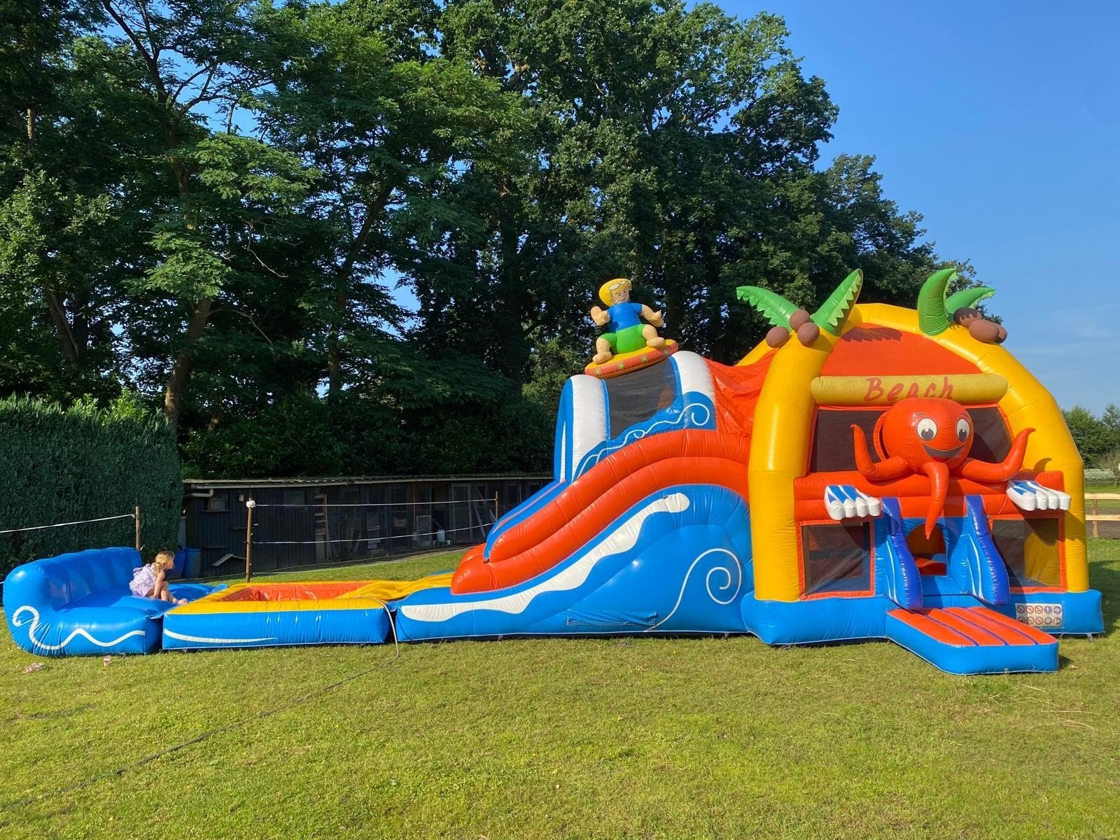 Springkussen Beach met zwembad en glijbaan te huur, Hobby en Vrije tijd, Ophalen of Verzenden