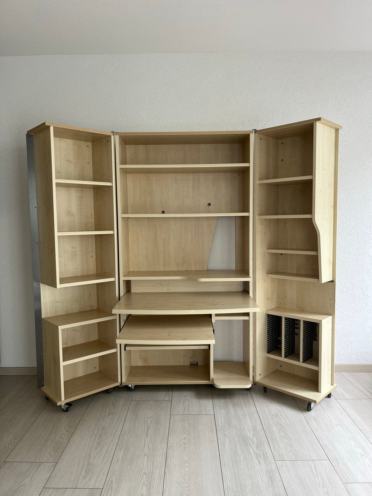 Computerkast op wielen met uitschuifbare planken en slot, Ophalen, Gebruikt, 70 tot 120 cm, 170 cm of meer