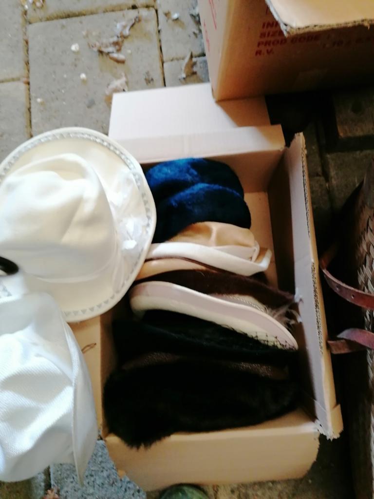 Diverse vintage hoedjes. Bieding per doos., Kleding | Dames, Ophalen, Gedragen, One size fits all, Hoed