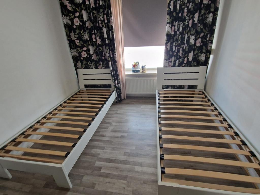 2 houten bedden, Ophalen of Verzenden, Eenpersoons, Hout, 90 cm