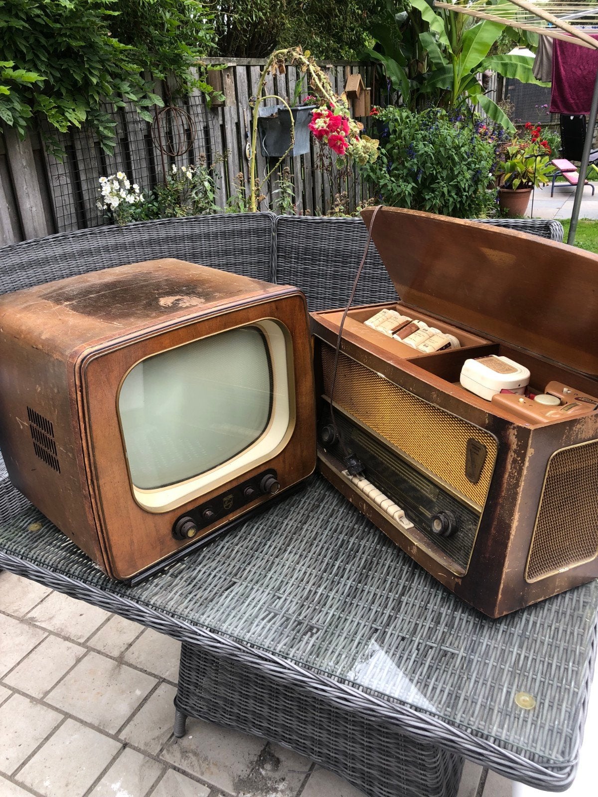 Vintage bandradio en oude tv - Decoratieve set, Antiek en Kunst, Ophalen