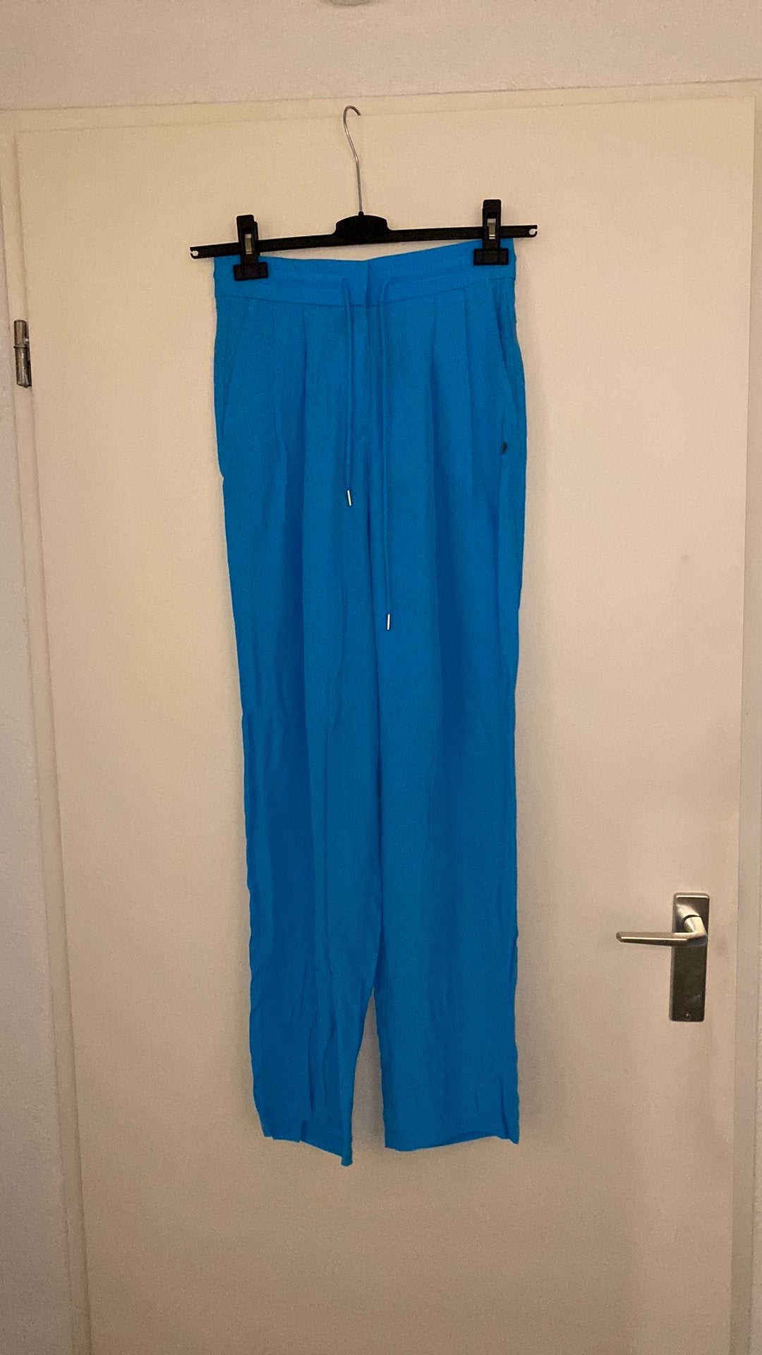 Nieuw blauwe broek maat 34 merk Coster Copenhagen, Kleding | Dames, Broeken en Pantalons, Blauw, Nieuw, Ophalen of Verzenden, Maat 34 (XS) of kleiner