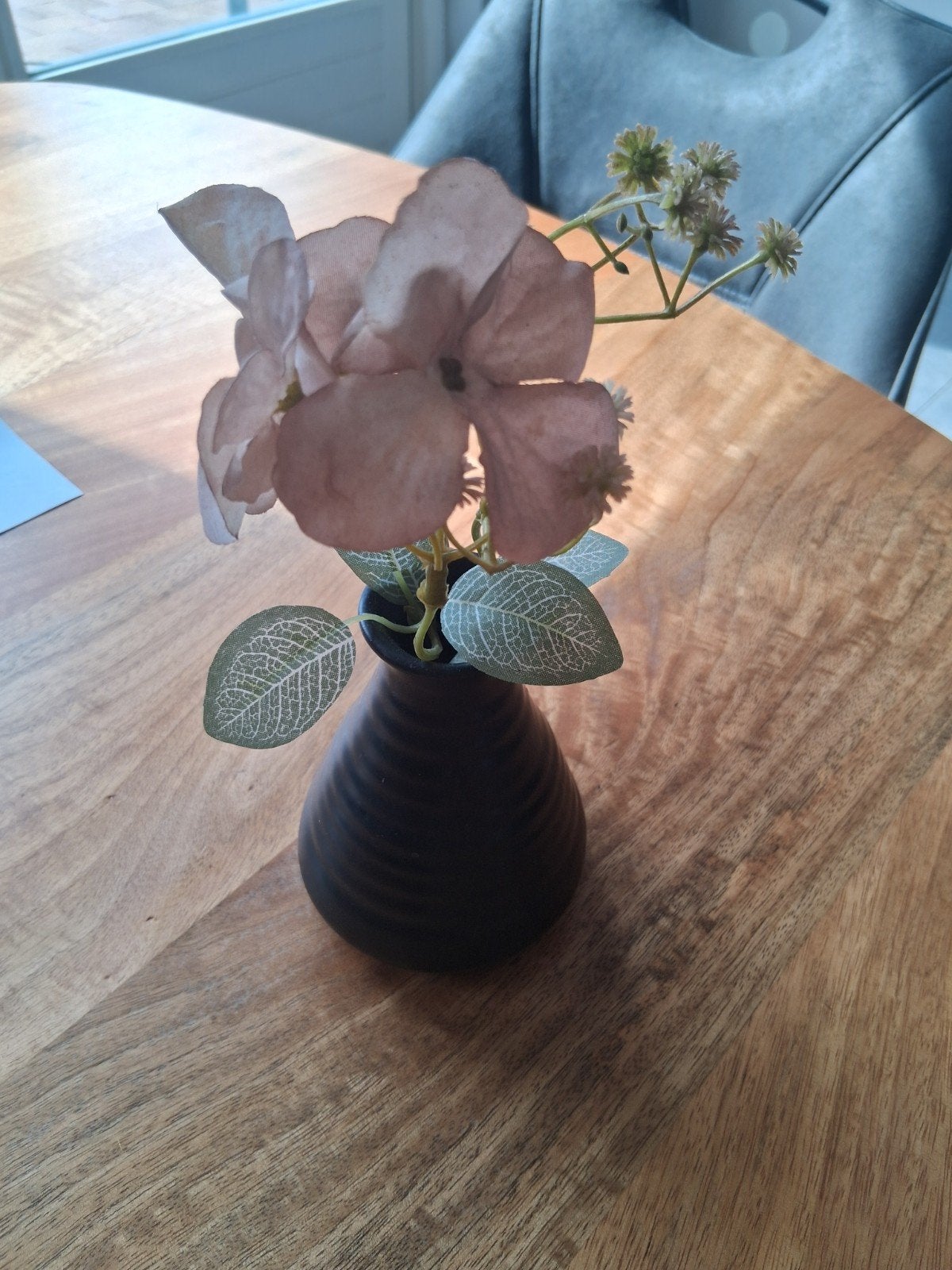 Kleine zwarte vaas met kunstbloemen, Ophalen, Zwart, Inclusief decoratie, Zo goed als nieuw