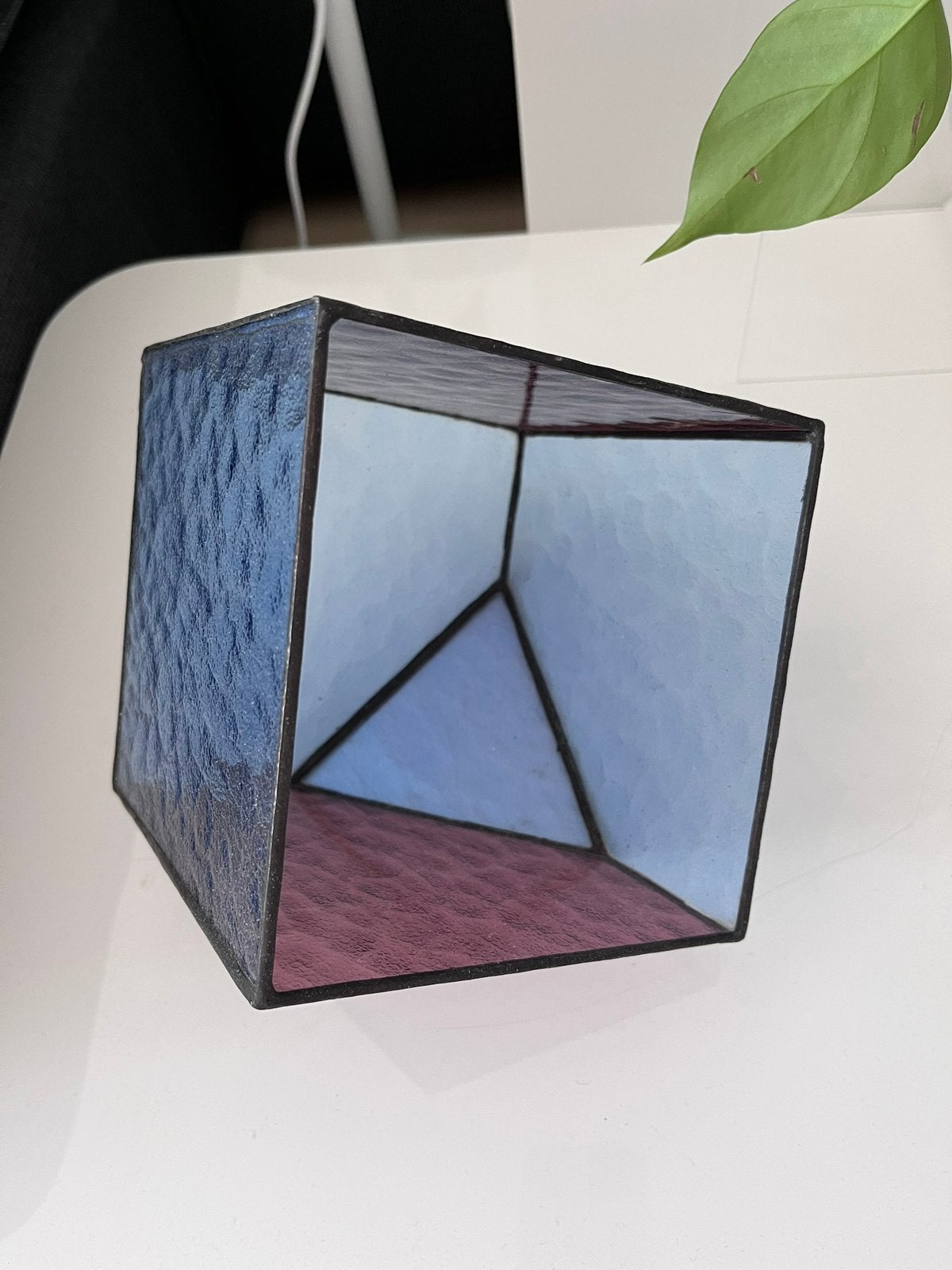 Mooie kubus terrarium blauw/roze glas!, Huis en Inrichting, Woonaccessoires | Vazen, Overige kleuren, Ophalen of Verzenden, Minder dan 50 cm