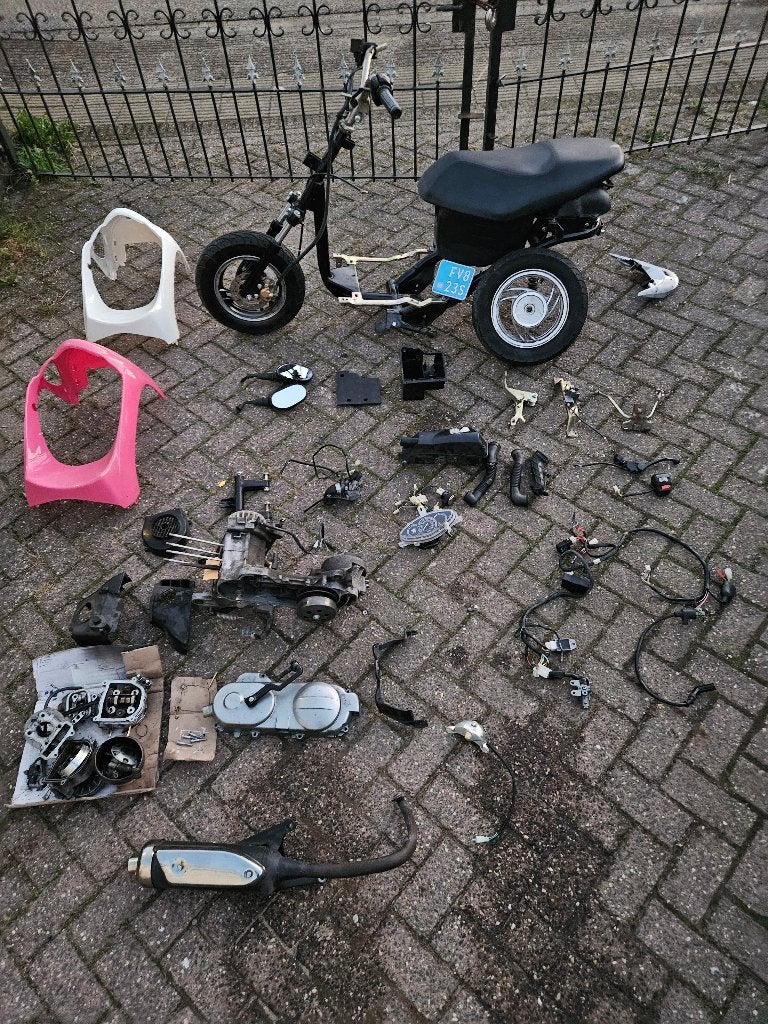 Peugeot V-Clic 1 koop / losse onderdelen Frame gratis Clic, Overige modellen, Zo goed als nieuw, 50cc, Benzine