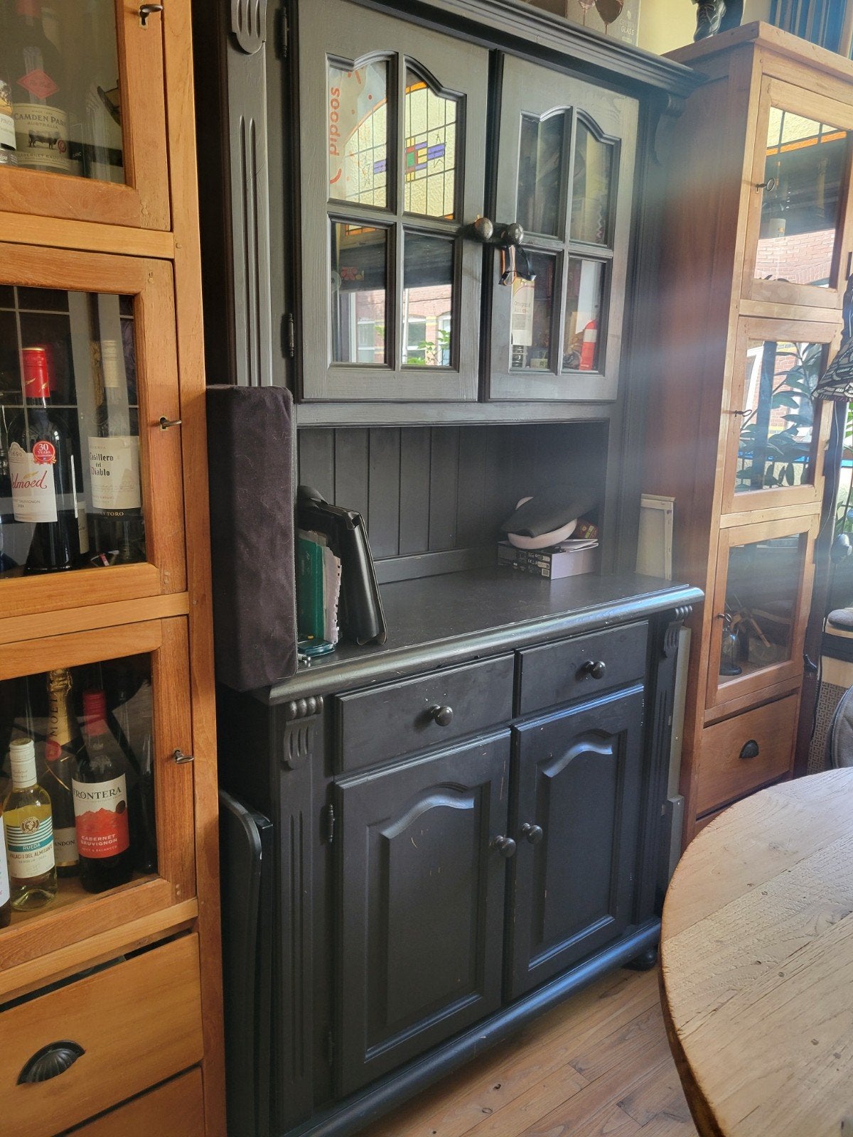 Zwarte buffetkast met raampjes in bovendelen., Huis en Inrichting, Kasten | Buffetkasten, Gebruikt, 100 tot 150 cm, Glas, Klassiek